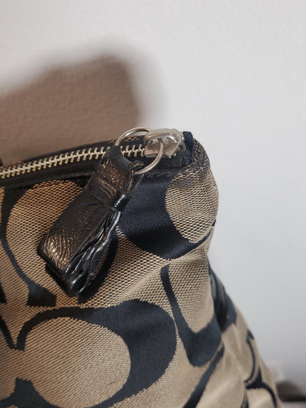 21. Coach Signature Logo Medium Tote Black/Beige Zip Top Patent Trim Pockets - Picture 8 of 12